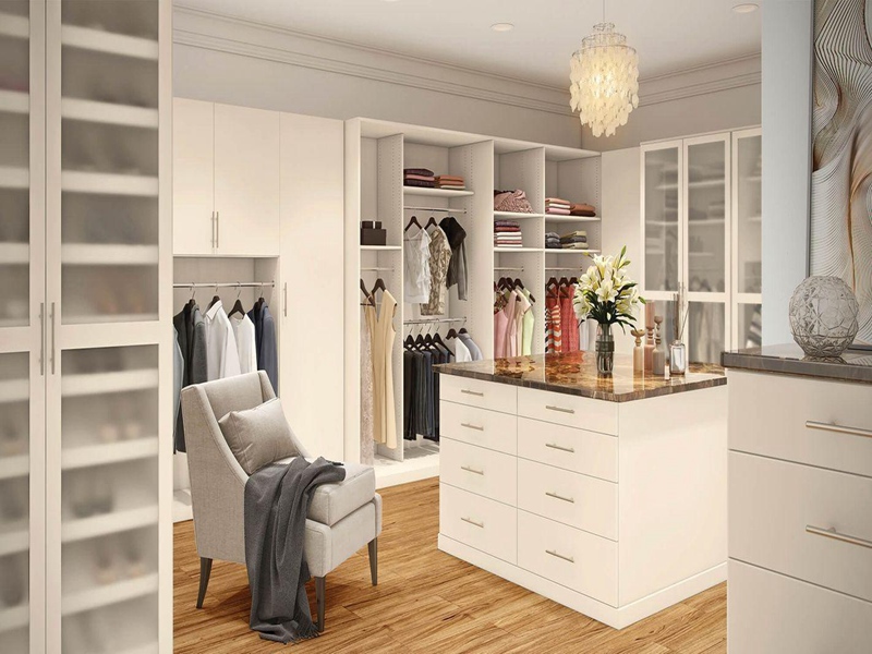 High Quality White Lacquered Walk-in Solid Wood Wardrobe na may Island Design at Gold Pulls