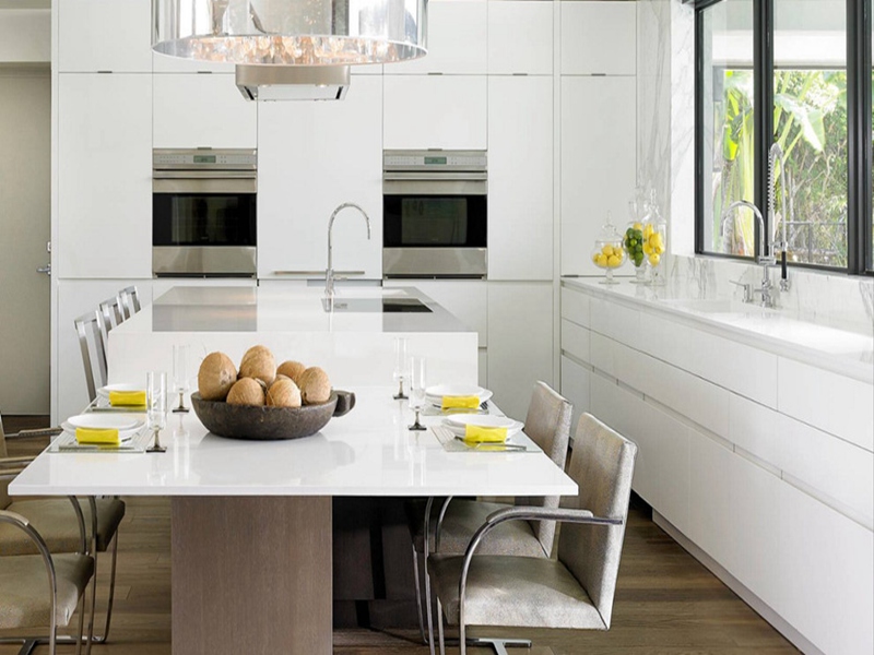 Minimalist White Lacquered Doors Walang Hatak na Disenyong Solid Wood Kitchen Cabinets
