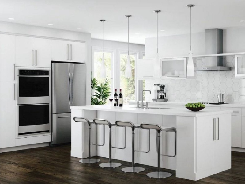 Minimalist Melamine White Finish Flat Panel Kitchen Cabinets na may Metal Handles