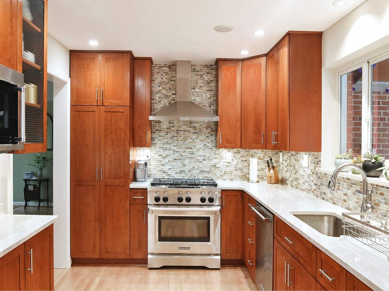 Dark Natural Finished Shaker Style Solid Wood Kitchen Cabinets na may De-kalidad na Quartzite Countertop