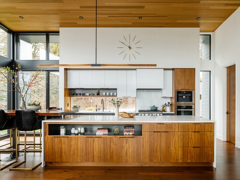 Modern Style Wood Veneer Finish Flat Panel Kitchen Cabinets na may White Countertop