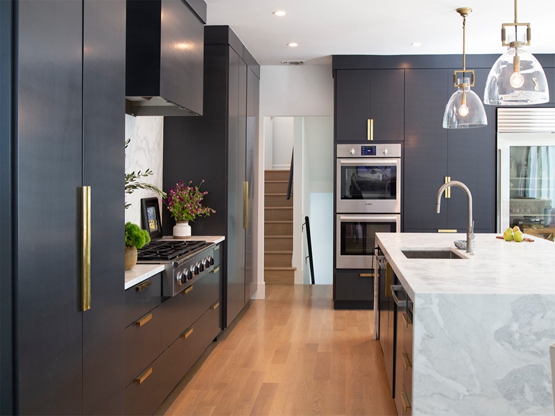 Modern Style Matte Black Lacquer Finished Flat Panel Kitchen Cabinets na may Magagandang Quartz Countertop