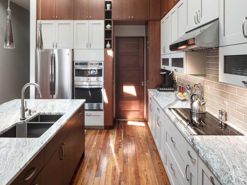 White Shaker Style Kitchen Cabinet na may Kitchen Island Design
