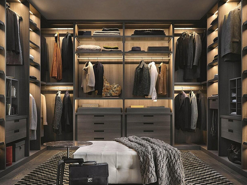 Ano ang Pagkakaiba sa pagitan ng isang Armoire at isang Wardrobe?